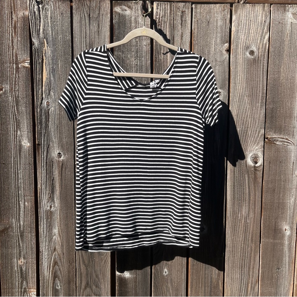 Cable & Gauge black and white v- neck striped top size small